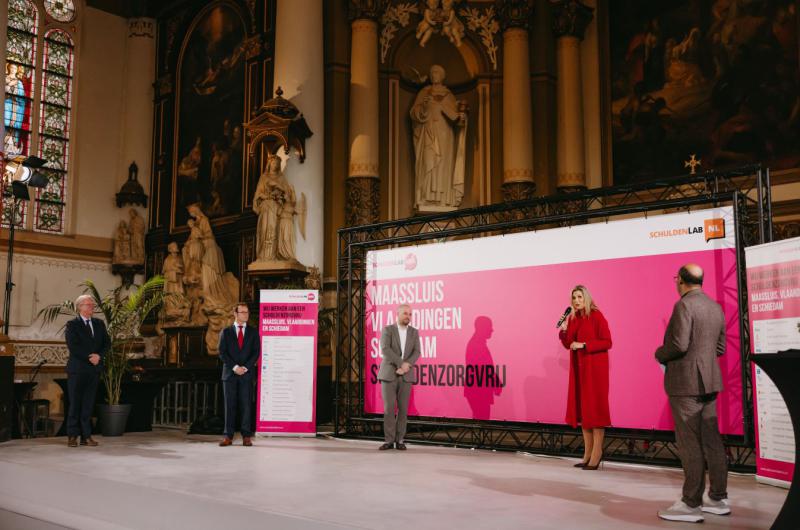 wethouders en koningin Máxima op het podium